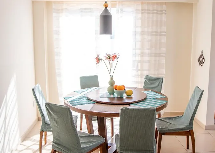 Elysia Park Pool View *