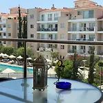 Elysia Park Pool View 公寓 Paphos